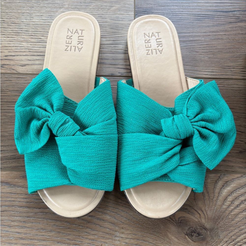 Naturalizer women’s  ‘Tea’ Tahiti Green slip on flat sandal with bow 9 wide